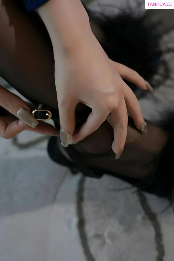  [XiuRen]高清写真图 2025.10.11 No.10852 白芷yy 蓝色连衣短裙第17张图片